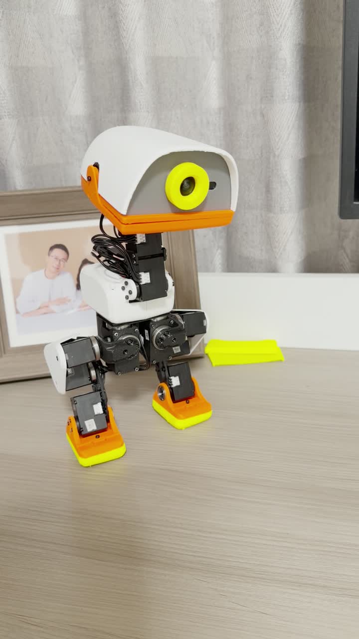 复刻的Microduck实拍:白色头部、橙色鸭嘴和双腿结构